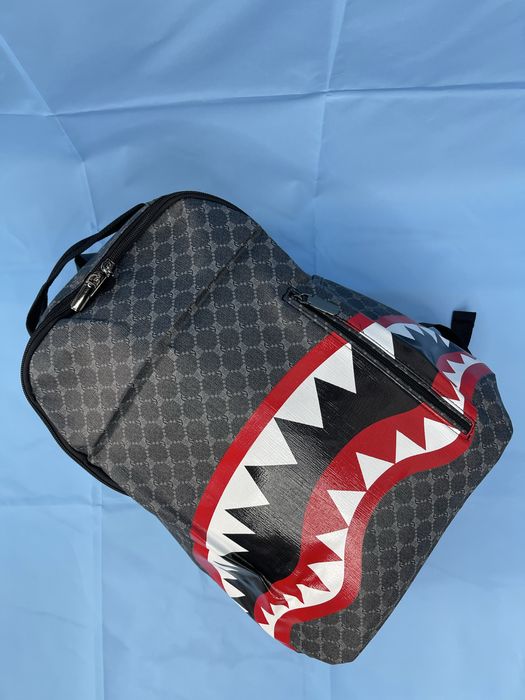 Раница с графика на акула