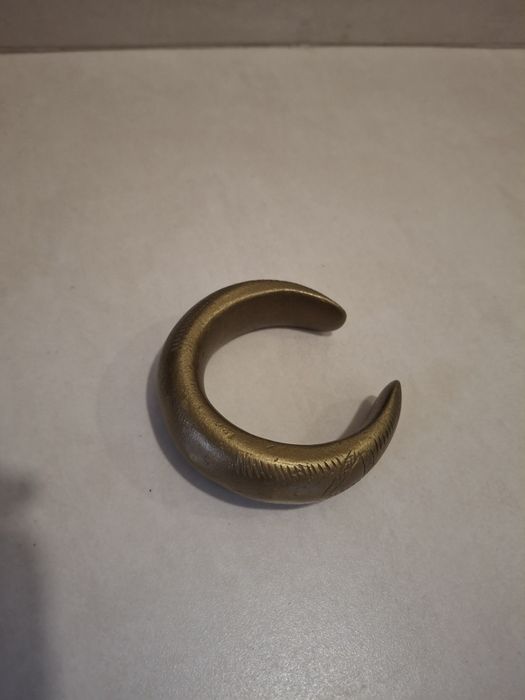 Масивна бронзова гривна