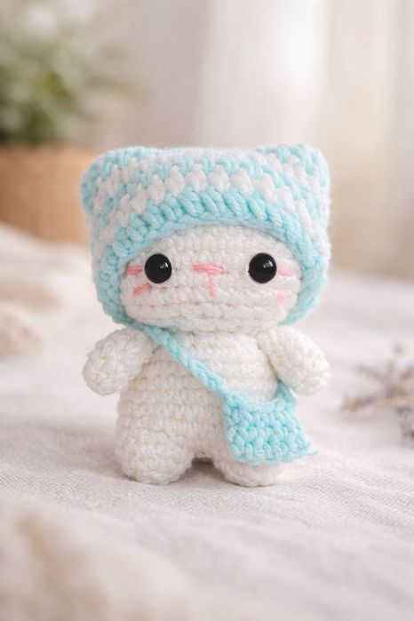 Ръчно плетена играчка амигуруми котенце с шапчица и чанта