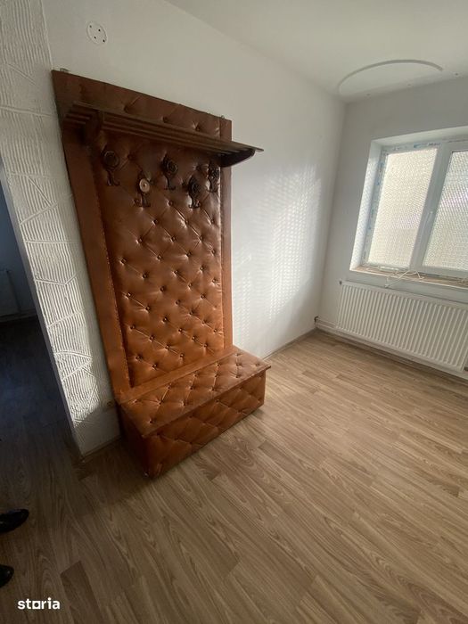 De vanzare apartament 3 camere - Fieni, etaj 2/4, aproape de Sinaia