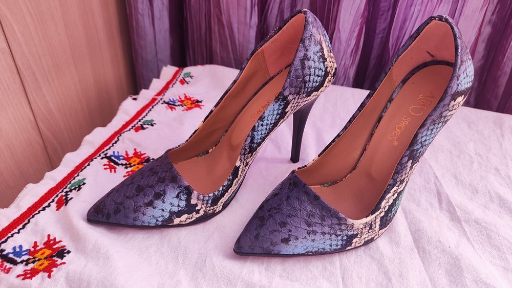 Чисто нови обувки на висок ток "Змия"