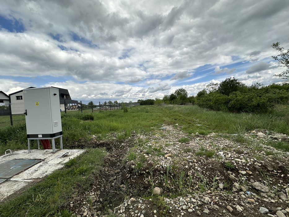 Teren intravilan la vânzare – Bradu, strada principală – 1.374 mp