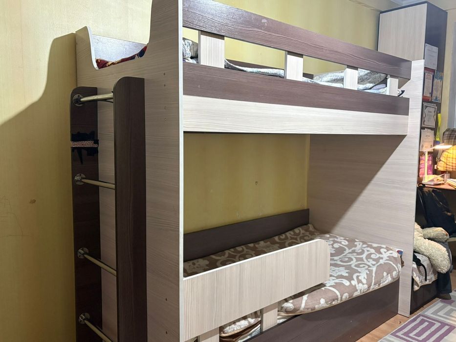 Кровати в детскую комнату 2 штуки. Двухъярусная и одноместная.