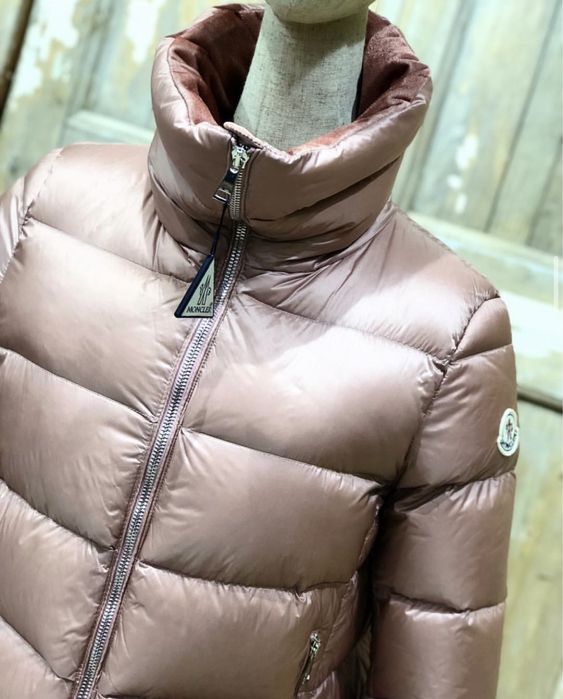 продам куртку moncler розовая