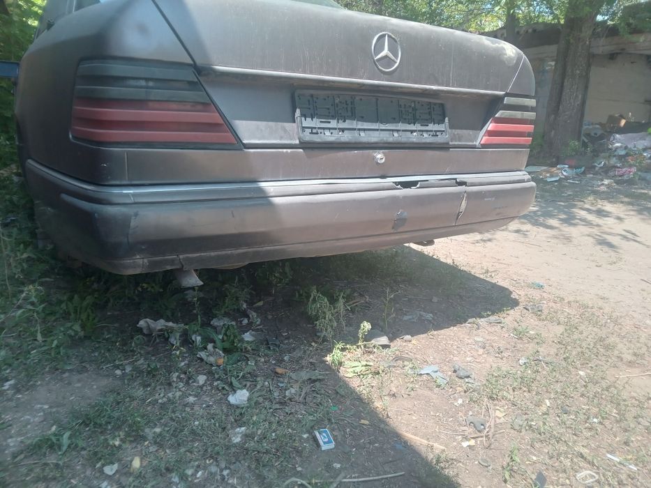 Продам задний бампер 124 мерседес дорест