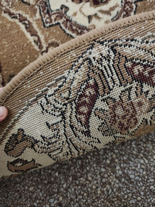 Vând covor oval culoare maro cu crem