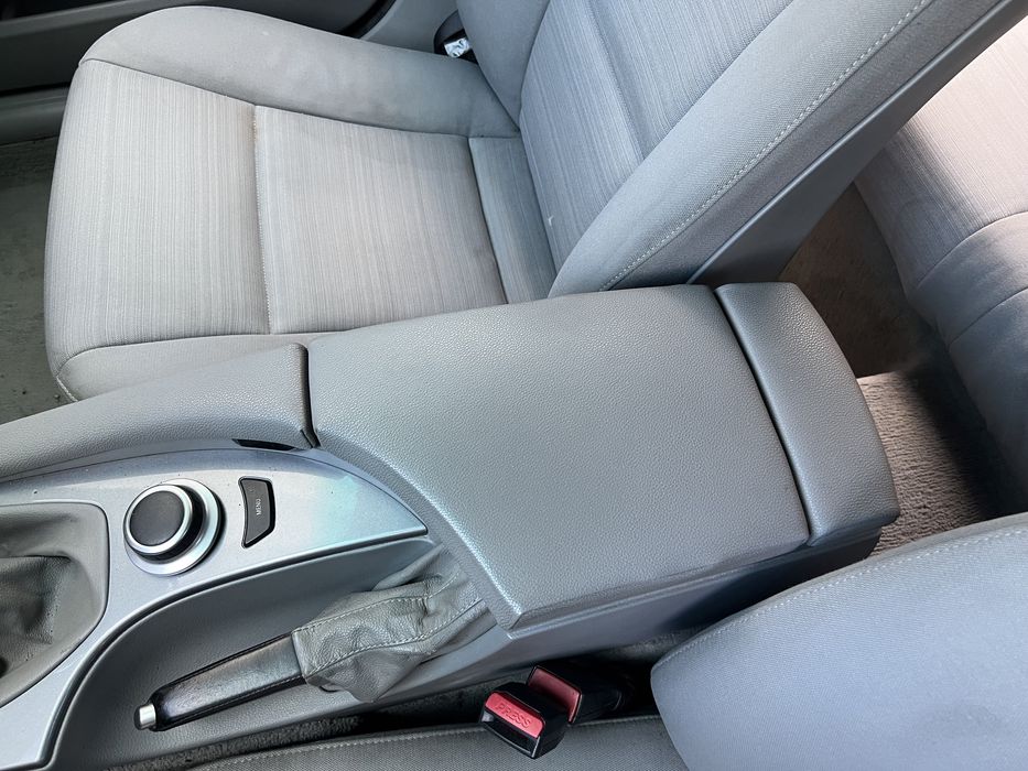 Сив подлакътник BMW E60 Е61 фейс перфектен