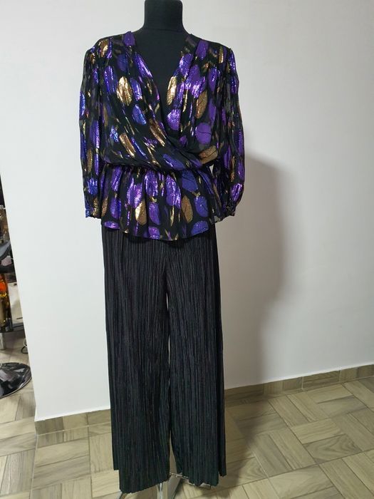 Set format din top din tull cu insertii aurii și pantaloni plisati