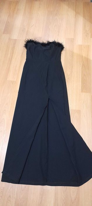 Елегантна дълга рокля с цепка и пера