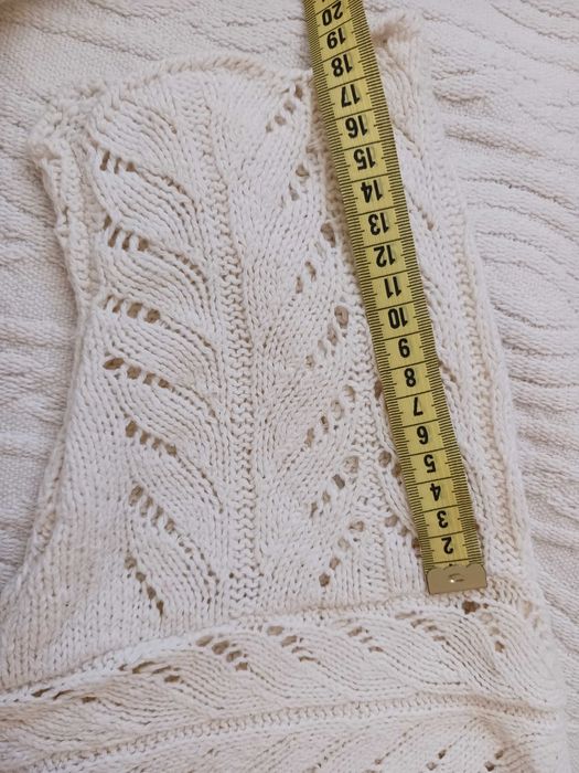 Продавам ръчно плетен на ръка дамски комплект - блуза и пола