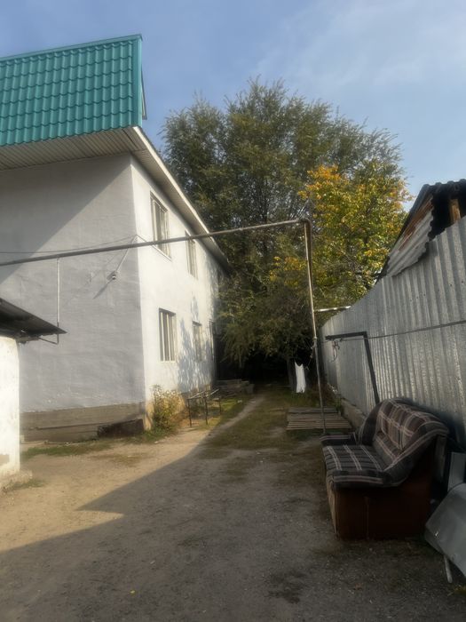 Үй сатылады квартирасымен