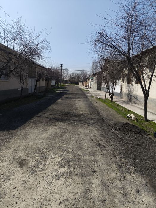 Hovli Sotiladi 15 sotih Gaz suv svet wi fi bor Fasad 21 m uzunligi 80