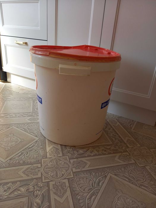 Пластиковый большой бак (ведро)