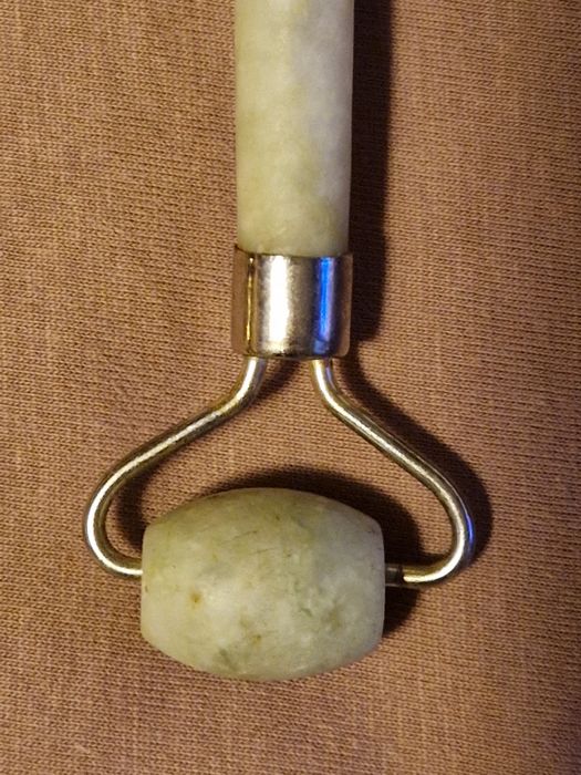 Vând rola masaj facial din jad