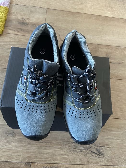 Vand bocanci de lucru