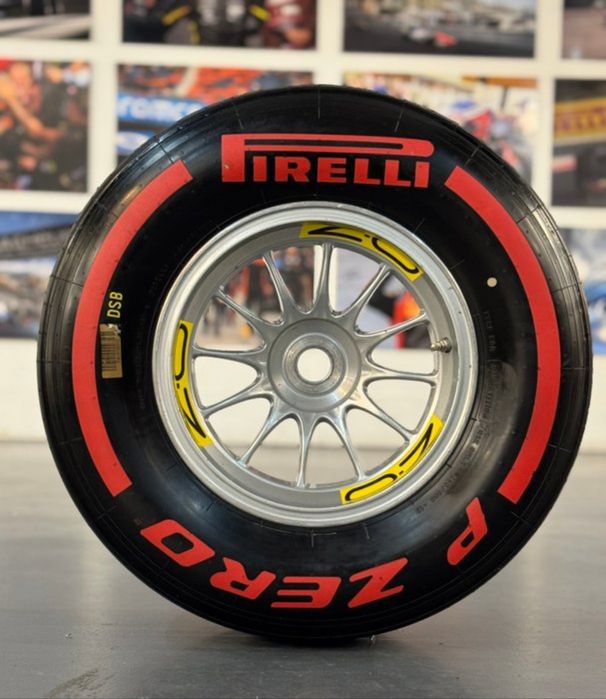 Оригинална Formula 1 гума с джанта – Pirelli & O.Z. Racing