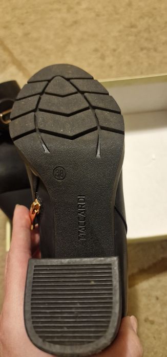 Продам ботинки женские