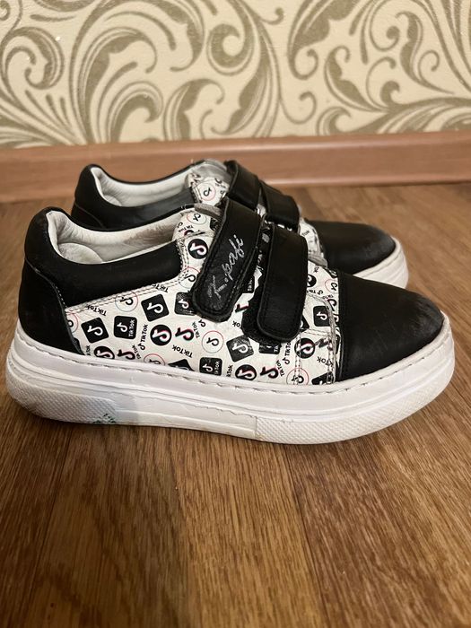 Продам кроссовки детские