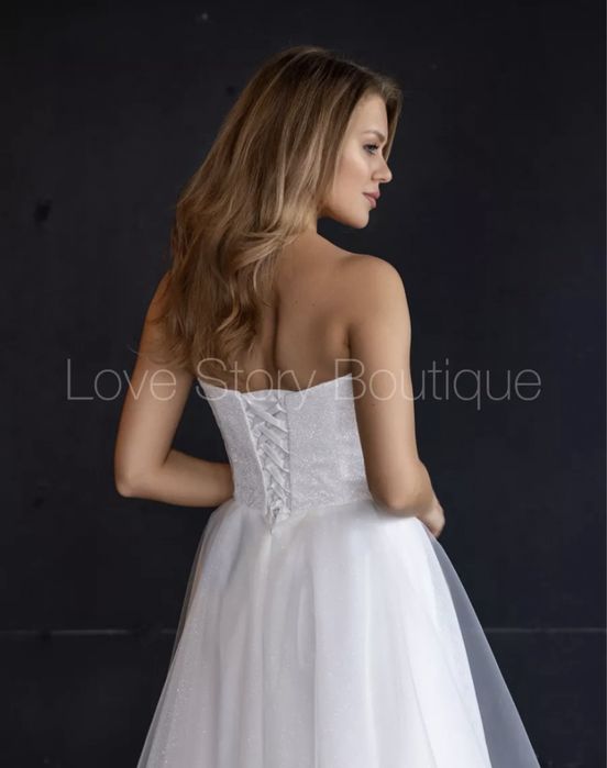 Свадебное платье длиной миди.