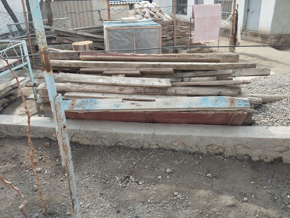 Чёрный потолок. Тахта