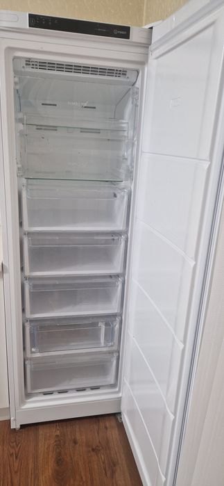 Морозильник Indesit, 250 л
