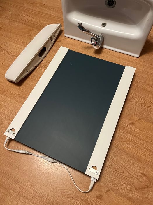 Set baie mobilier baie, oglindă, neoane etajeră și chiuvetă cu robinet