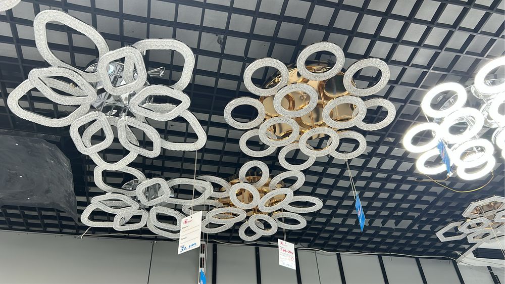 Продаю новую современную люстру