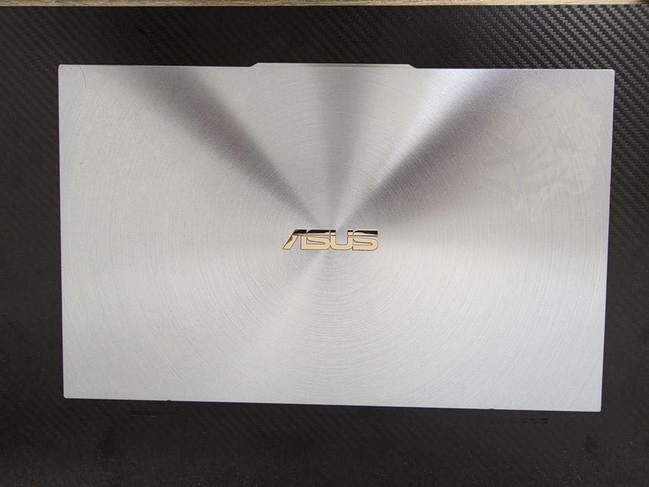 Asus Zenbook 13 ux392F/ i7 / nvidia MX150 / 16gb ram