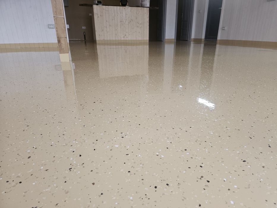 Pardoseli epoxidice profesionale – garaje, hale, spații comerciale | G