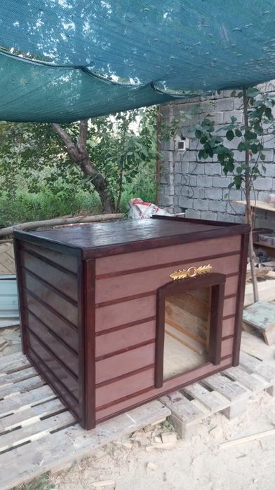 Продается домик для собак из дерева.