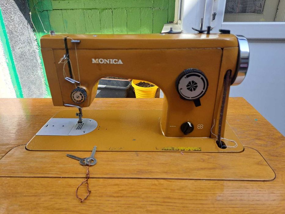 Vand mașina de cusut cu pedala Monica