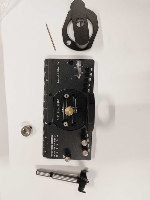 Dispozitiv pentru gauri de balama 35mm