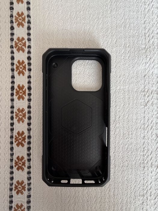 Husa UAG Monarch Kevlar si husa quad lock iphone 16 pro.