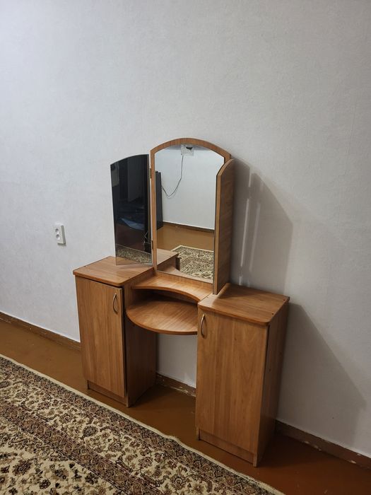 Продам туалетный столик