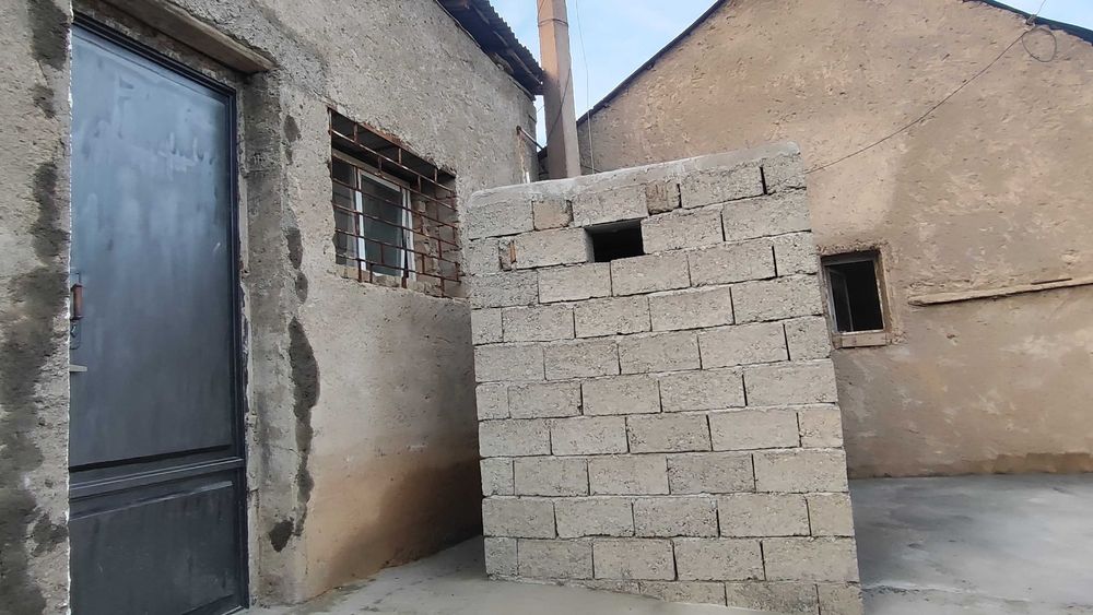 Янги курилган уй сотилади 2 сотик 3 хона ва дарвозахона жами 200м2