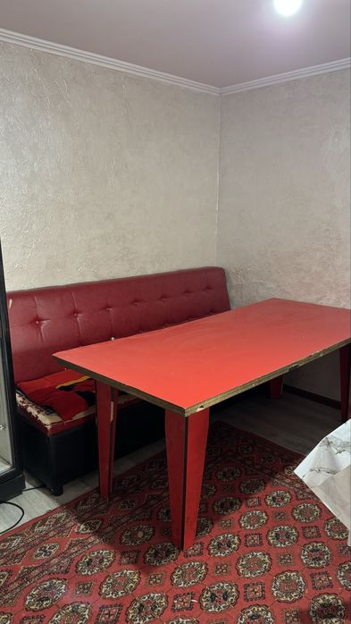 Стол с диваном красный для кухни