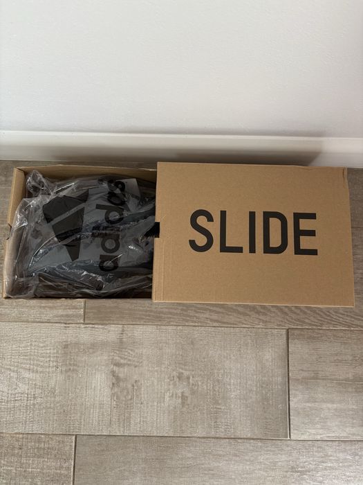 Yeezy slides black