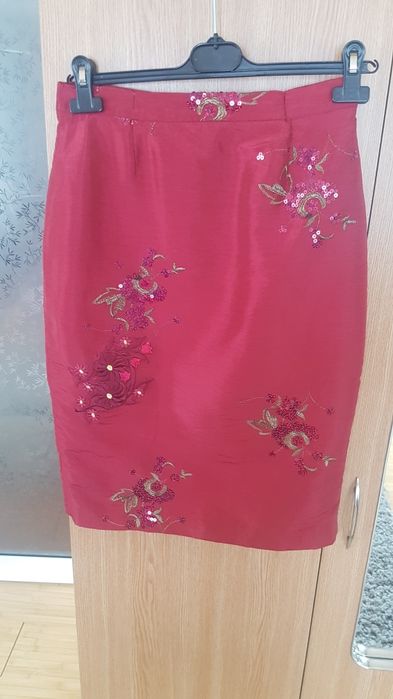 Costumaș visiniu de ocazie