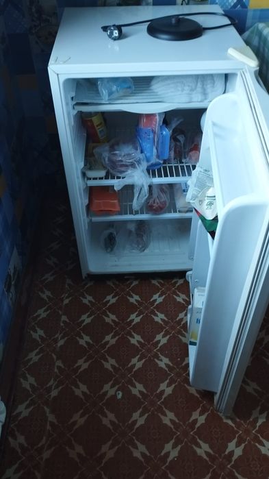 Продаю холодильник маленький