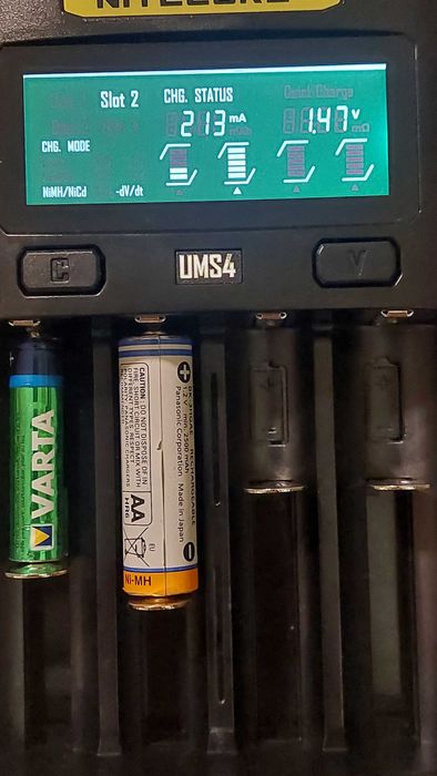 Зарядно Nitecore UMS4 за четири батерии