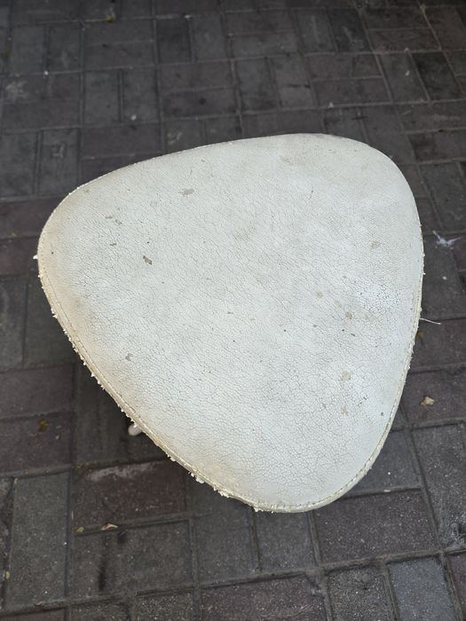 Стол и стулья белые