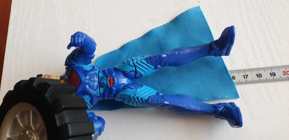 Figurina Superman: Man of Steel - Deluxe MEGA TIRE