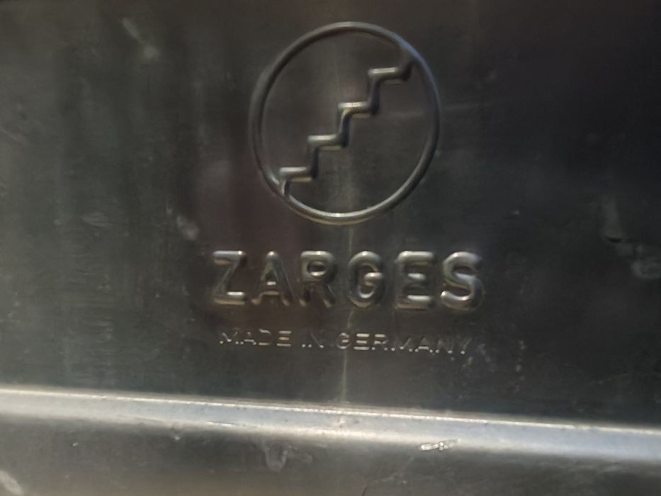 Продавам уникален алуминиев куфар