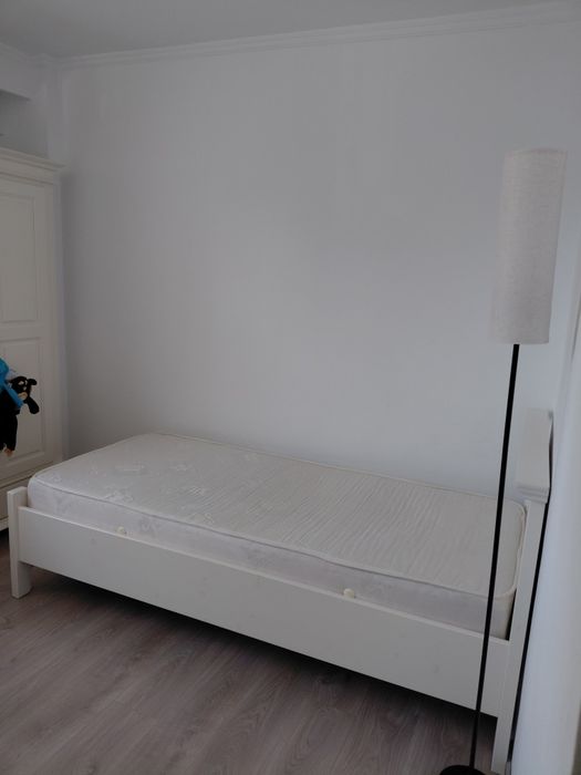 Pat de o persoana din lemn masiv cu somieră și saltea
