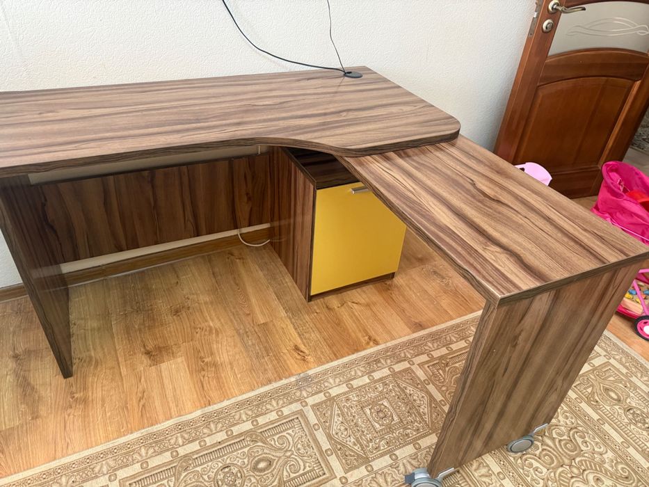 Срочно продам стол для уроков