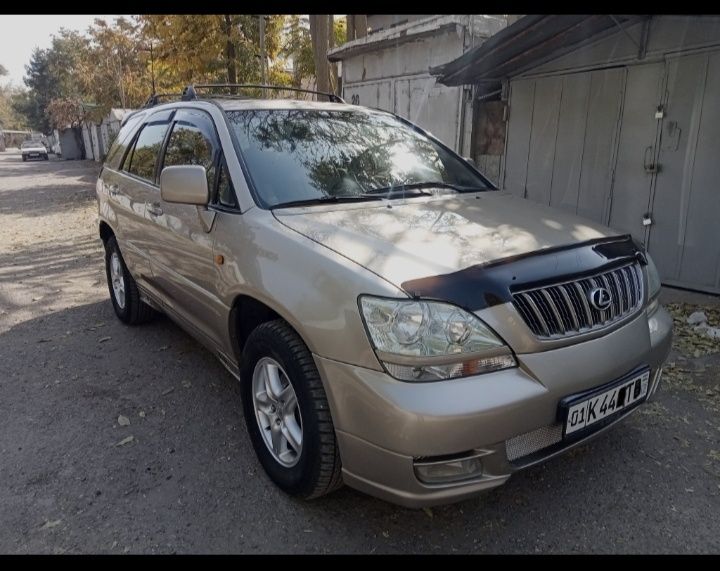 Внедорожник Lexus RX-300.