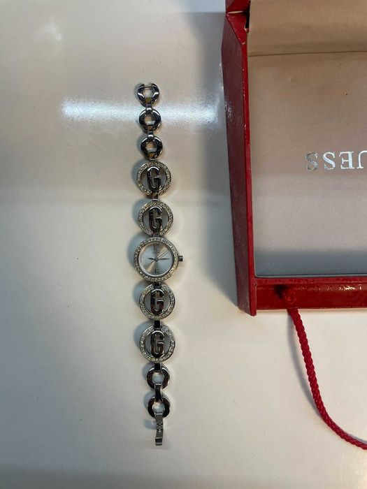 Много запазен дамски часовник GUESS с кутия