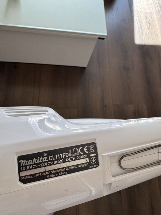 Вертикална прахосмукачка Makita