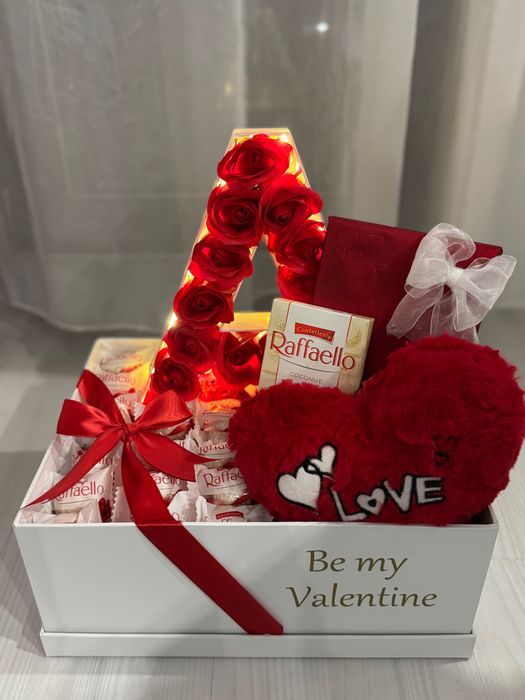 Светеща буква с рози