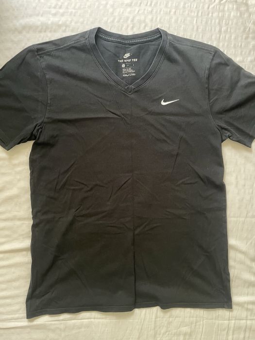 Tricou Nike negru cu decolteu în V - The Nike Tee